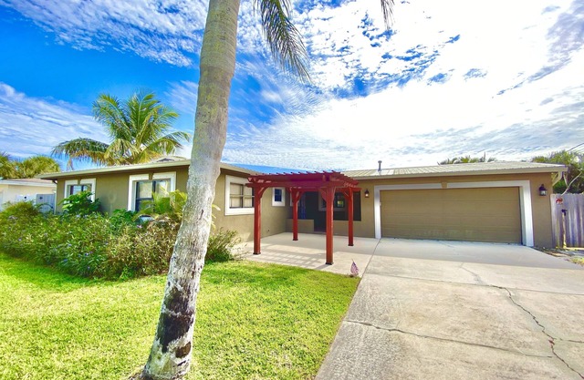 COZY COASTAL SATELLIE BEACH HOUSE WITH POOL, PING PONG, BIKES, PADDLEBOARD