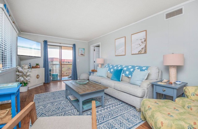 Cozy Coastal Retreat w/Waterway Views – Perfect for Snowbirds, Couples & Long Stays! Sleep 6, Direct beach access