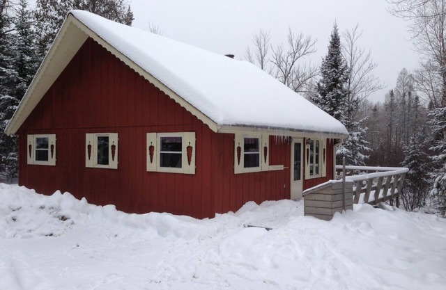 Cozy, comfy, rustic ski chalet at the foot of Ski Brule ski mountain
