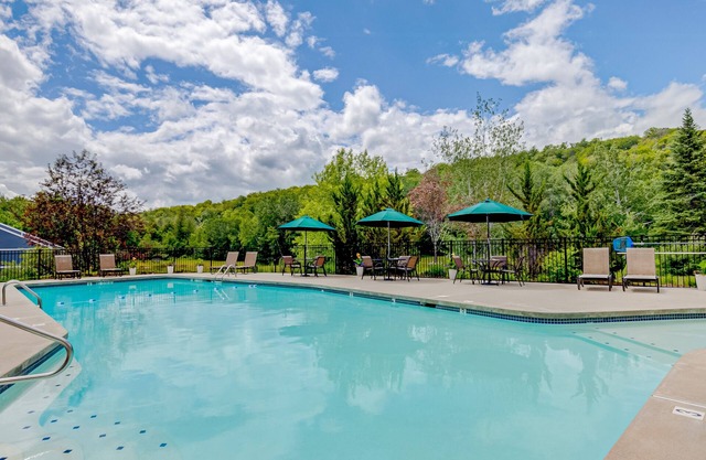 Cozy condo centrally located to town and skiing with rec center amenities