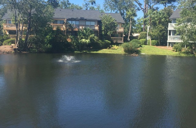 Cozy Condo! Minutes away from several shops and restaurants.