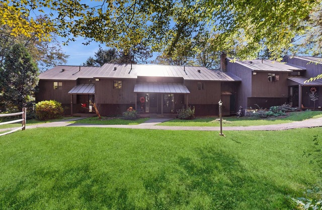 Cozy condo w/balcony, river view, electric woodstove, w/d, wifi, kitchen, a/c