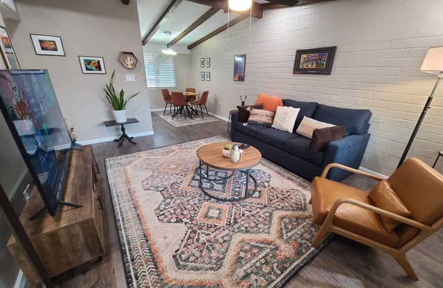 Cozy condo w/great backyard. Pet-friendly!