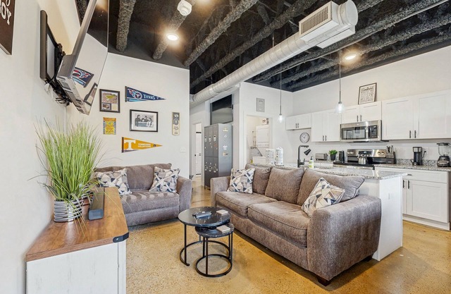 Cozy condo with streaming and cable TV, Wi-FI & great location