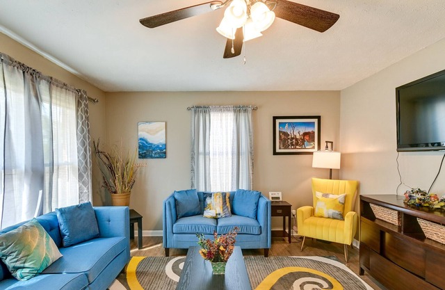 Cozy + Convenient Fayetteville Home ~ 7 Mi to Dtwn