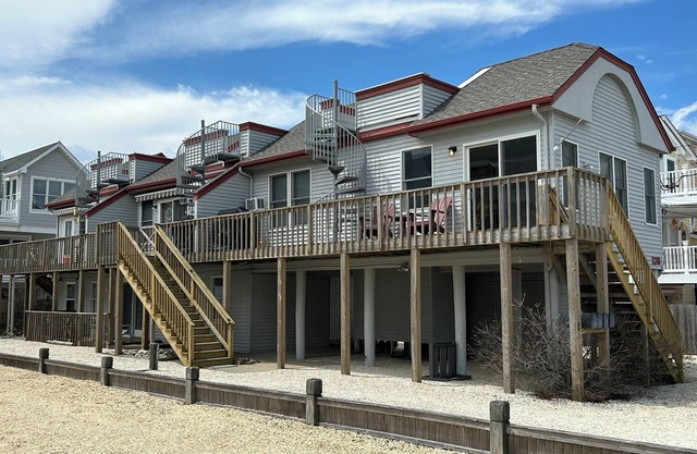COZY, CONVENIENT, OCEANVIEW 1 BEDROOM CONDO