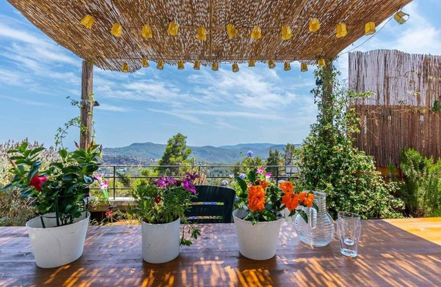 Cozy cottage 25 km from barcelona with wonderful mountain and barcelona views