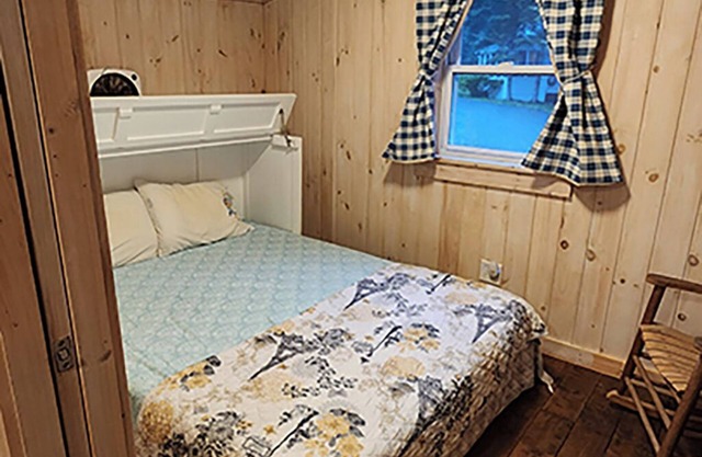 Cozy Cottage, Dog Friendly, Full Kitchen, Close to Beach, on Site Waterfall