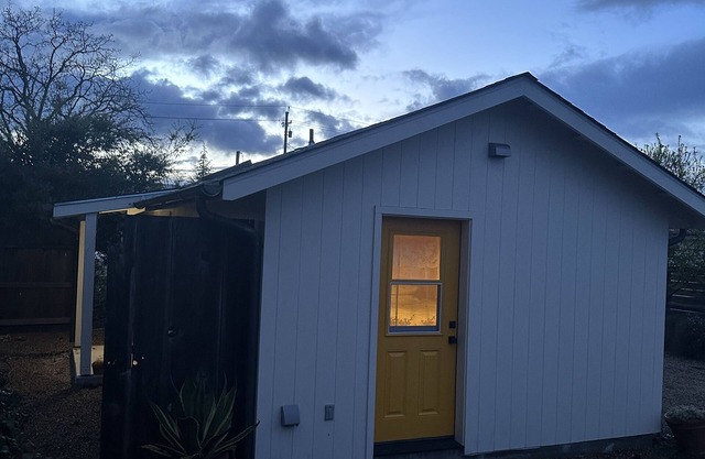 Cozy cottage in enjoyable Sonoma with WiFi and AC
