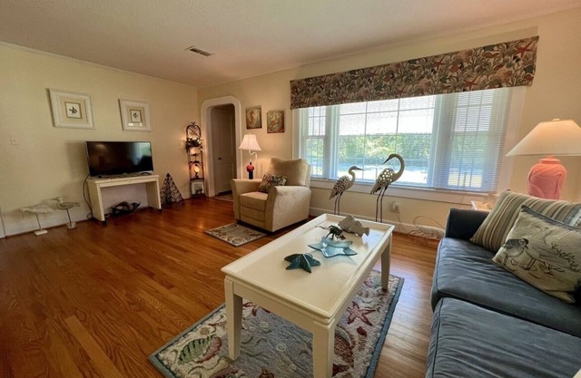 Cozy Cottage in quiet neighborhood not far from beaches