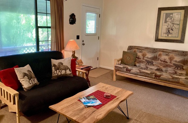Cozy Cottage near National Park w/Awesome Mountain Views! Extremely clean!