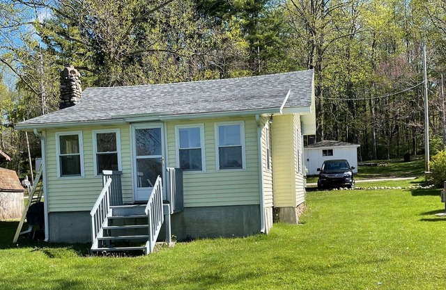 Cozy Cottage On Beautiful Pretty Lake With a Boat