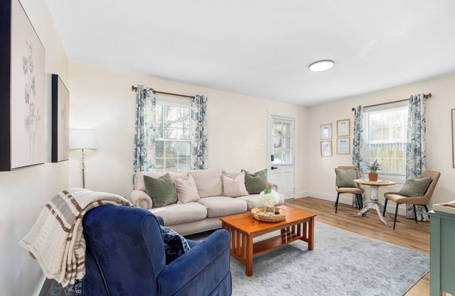 Cozy Cottage on Perrymont 2-bed house quick access to the universities & Mall
