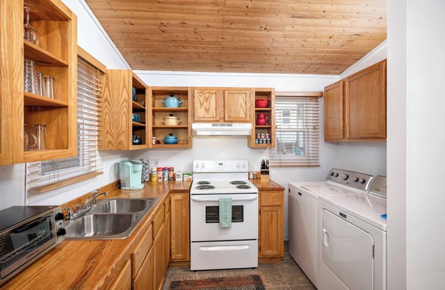 Cozy Cottage on the Ridge 5min to Downtown Asheville