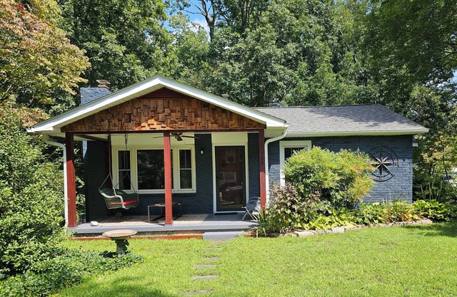 Cozy Cottage - Walk to Town