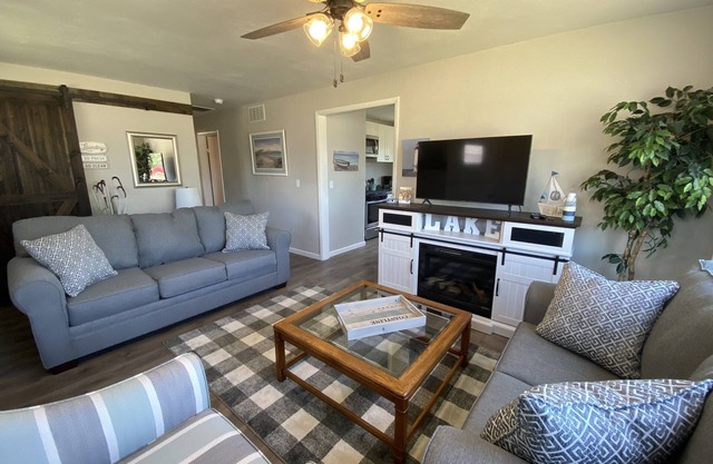 Cozy cottage with lake view! 20 min from Cedar Point, Kalahari, & Sports Force!