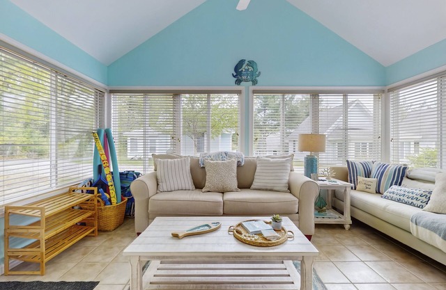 Cozy Cottage with Pools, Pickleball, Game Room, and Trolley to Nearby Beaches