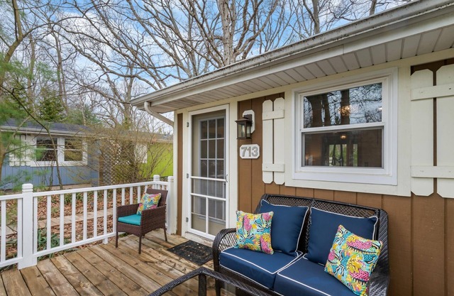 "Cozy Cottages" Brown Cottage Hot tub/Town!