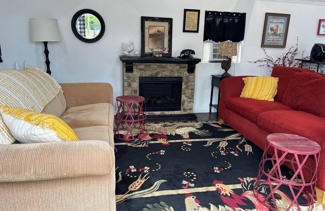 Cozy Country Cabin with Modern Touches & Rooster Charm!