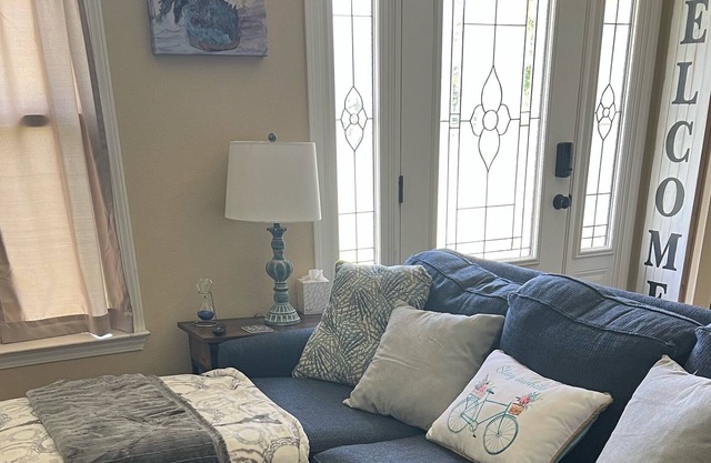 Cozy Country Home close to shopping, dining, beaches.