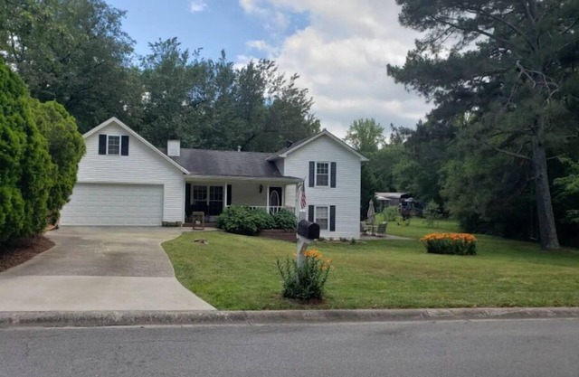 Cozy country house w relaxing porch, & back patio.