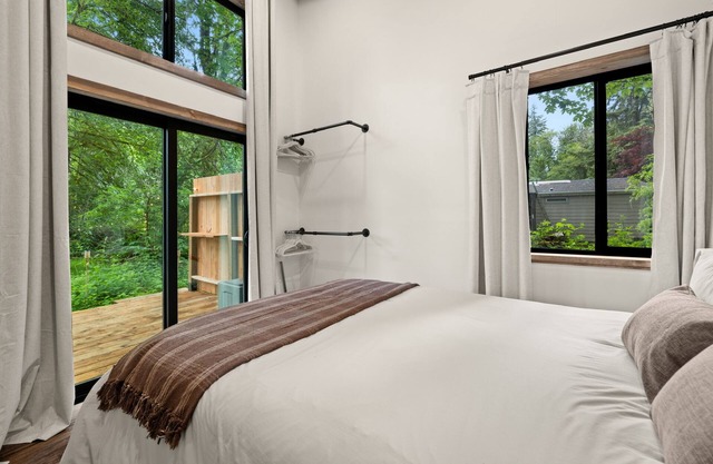 Cozy creekside cabin with AC