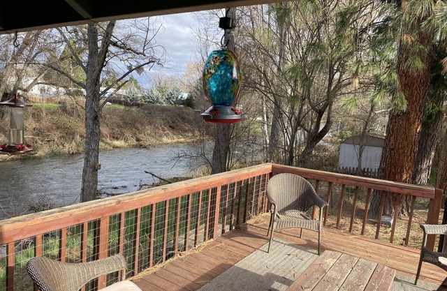 Cozy creekside home with deck, 15 min to airport, shopping, 1 hr to Crater Lk. n