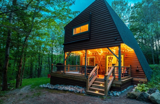 COZY CUB CABIN Brookside Lake George, Hot Tub, 24 acres w/Brook