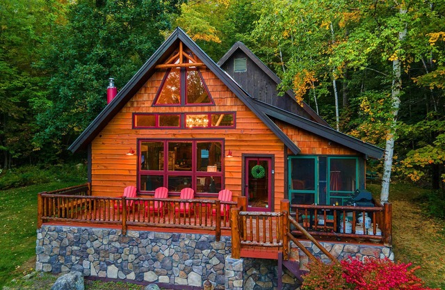 COZY CUB CABIN Mountainside Lake George, Hot Tub, Fireplace, Gazebo