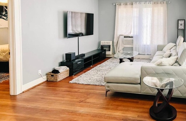 COZY DOWNTOWN 2 BDRM HOME NEAR TURKEY LEG HUT!!!