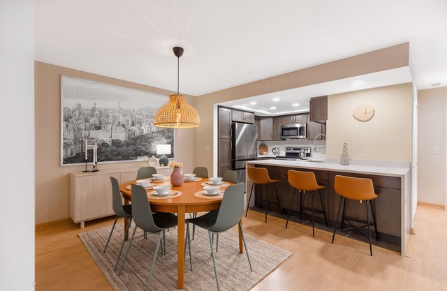 Cozy Downtown 2BD Bellevue Condo, Free Parking