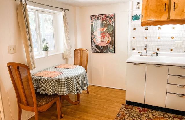 Cozy Downtown Cottage w Parking