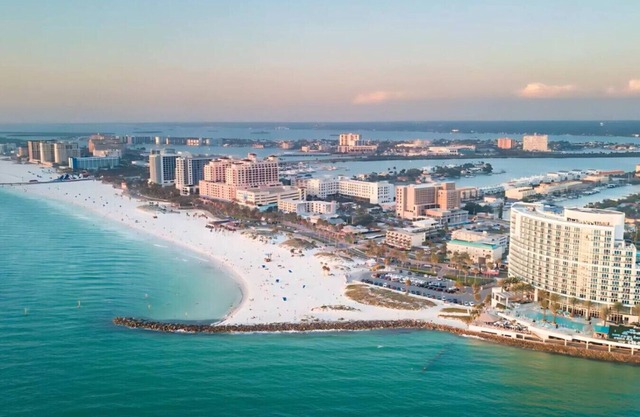 Cozy Downtown King Suite | Pool, gym, FREE parking