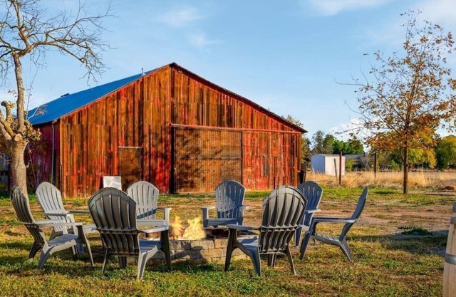 Cozy Elverta Ranchette On 2-Acres! Pet Friendly!