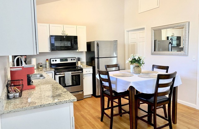 Cozy/Entire 2 Beds & 1 Bath Apartment. Private Entry.15 min from Airport