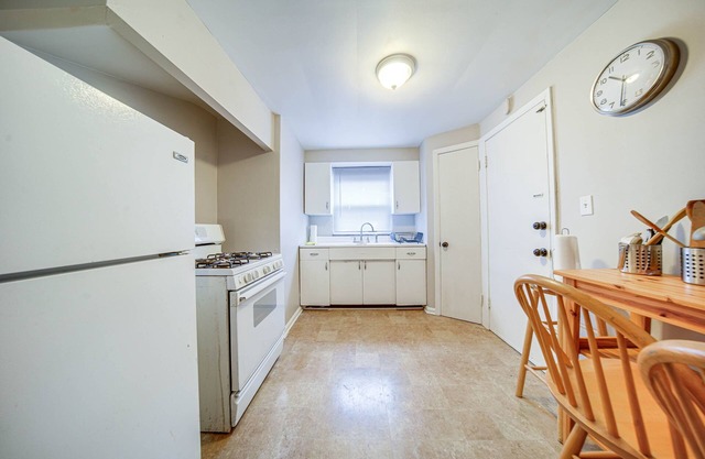 Cozy Euclid Apartment: Near Downtown!