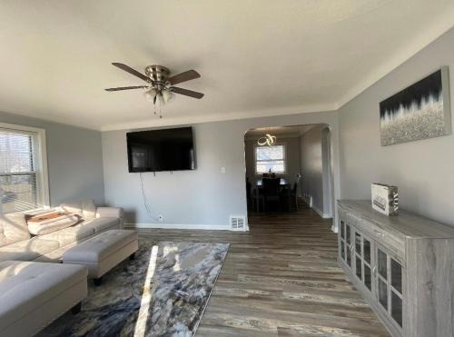 Cozy Euclid Home Near Lakefront