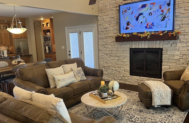 Cozy Executive Condo located in gated community on golf course minutes from lake