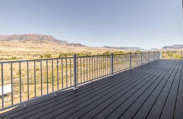 Cozy Fall Getaway in Wapiti Hot tub, Views & Dogs