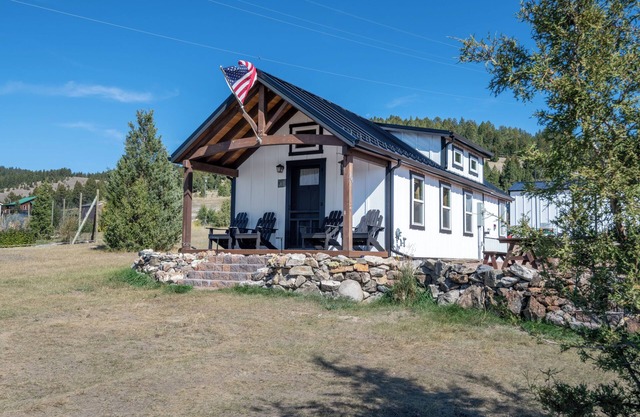 Cozy Fall Loft Cabin for Couples - Walk to Downtown Philipsburg!