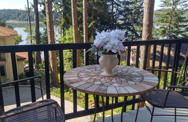 Cozy Fall Retreat at Sunrise Beach Cottage