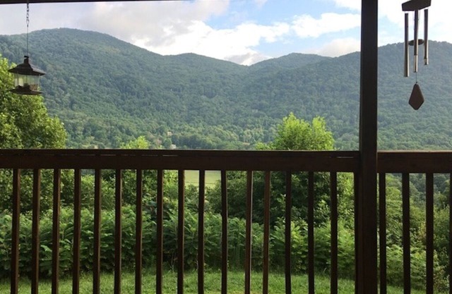 *Cozy Family Hideaway (Mountain Views + Big Deck)*