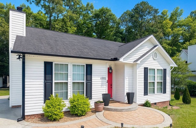 COZY Farmhouse Escape w/Relaxing outdoor, only 10min to Raleigh Hotspots