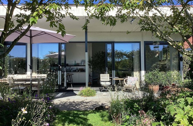 Cozy forest villa on the water near Harderwijk