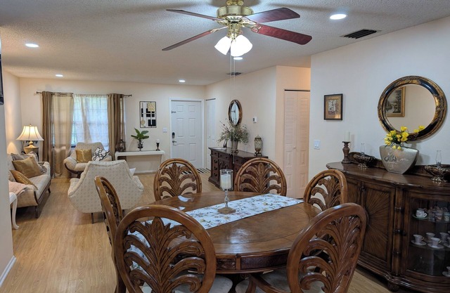 Cozy full house centrally located to main Florida attractions and beaches.