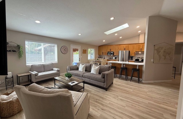 Cozy Getaway for Work & Play-Game Room-Walk to Hospital-Close to Hayward-Autzen