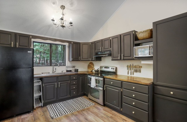 Cozy getaway in the woods of Hedgesville, WV. Pet friendly!