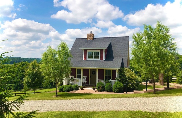 Cozy Getaway on a quiet road,10 minutes to Walnutcreek and Berlin! #hottub