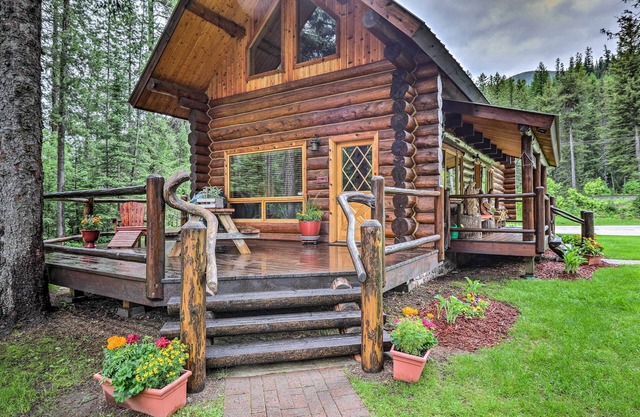 Cozy Glacier Park Log Cabin - 'Best in the West!'