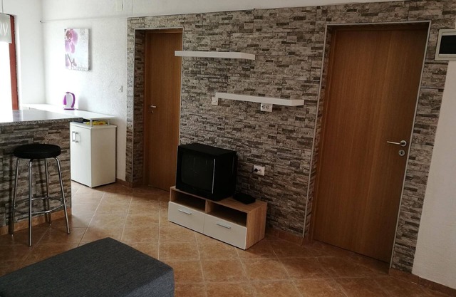 Cozy ground floor apartment Ema with terrace